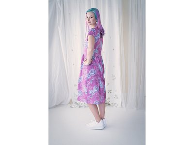 Růžové kaskádové šaty s tiskem - vel.36